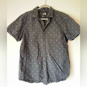 THE NORTH FACE CHARCOAL SHORT SLEEVE BUTTON DOWN WHITE TRIANGLES GRAPHICS SZ M